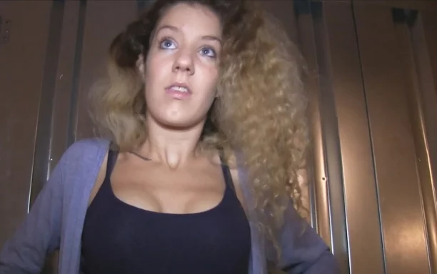 She gets fucked in a building site for cash