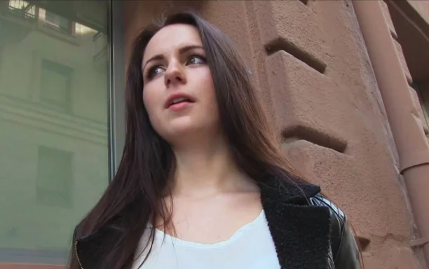 Hot sexy babe wants to be a model