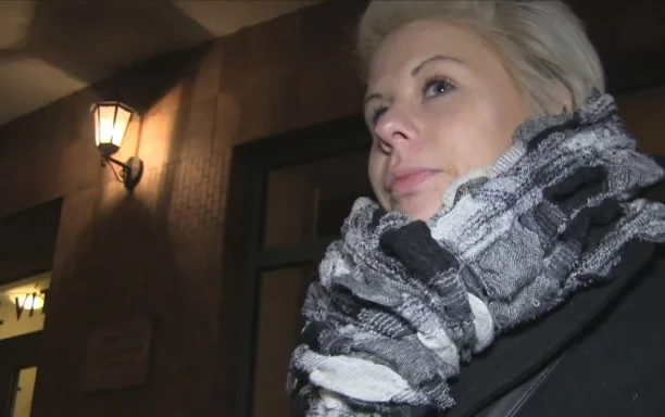 Short Haired Woman Gets A Special Offer For Stranger's Cock