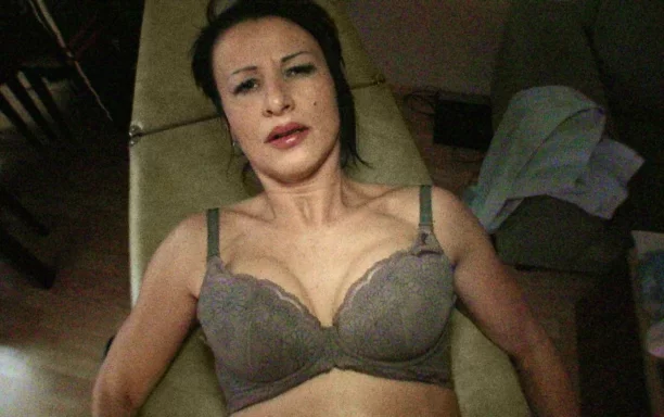 Masseuse Massages Stranger's Cock With Her Pussy